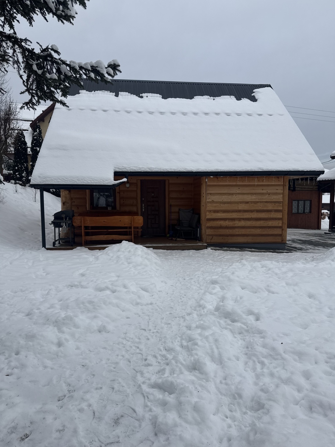 Domek z zewnątrz – ujęcie 2